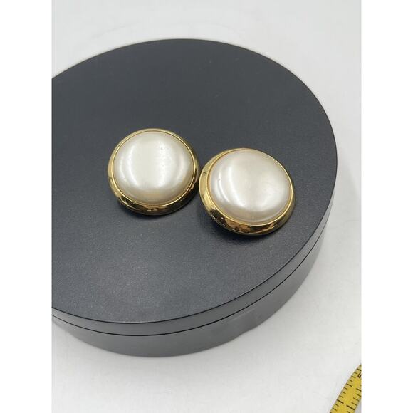 RICHELIEU Vintage Large Dome Off White Faux Pearl Gold Tone Clip On Earrings - Picture 5 of 13